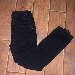 Butt lifting skinny jeans black